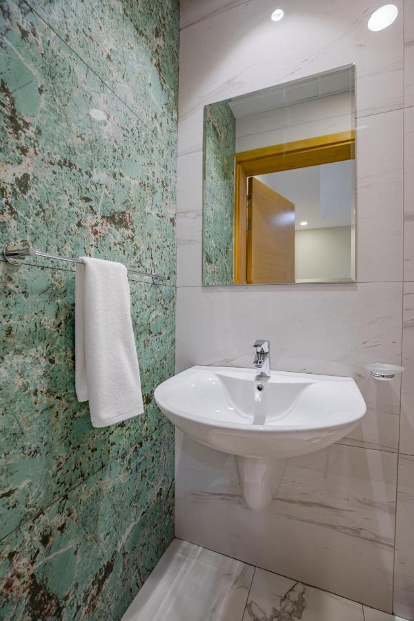Platinum Coast Hotel Apartments Fujairah Exterior photo Bathroom