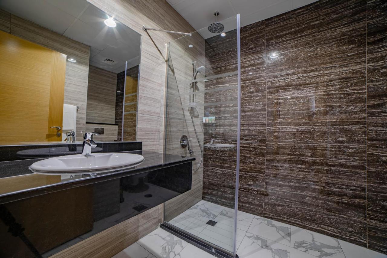 Platinum Coast Hotel Apartments Fujairah Room photo A shower enclosure