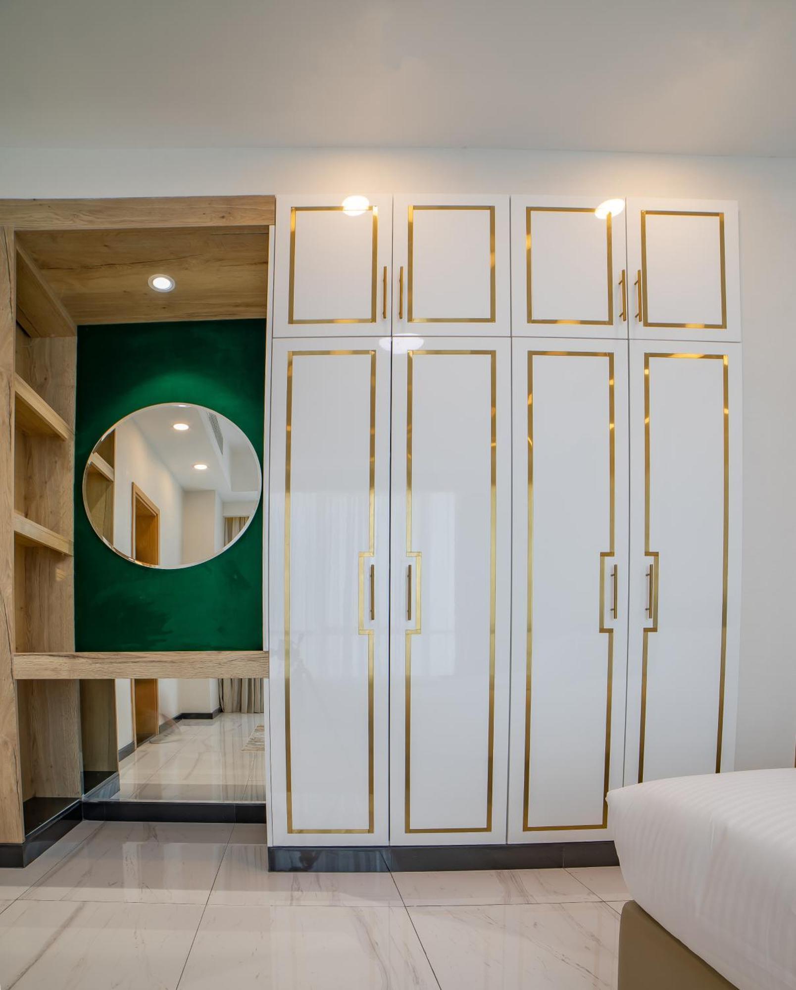 Platinum Coast Hotel Apartments Fujairah Room photo A wardrobe